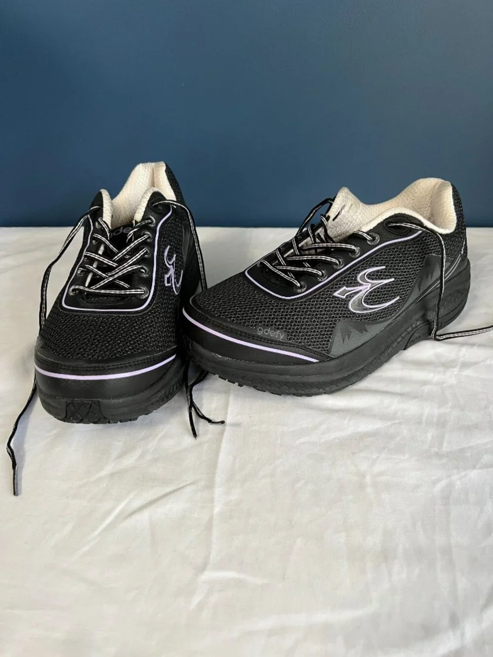 Gravity Defyer Women’s Shoe Black With Lilac Trim Size 9.5